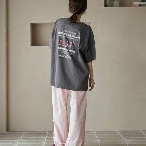  ディズニーコーデの女性 