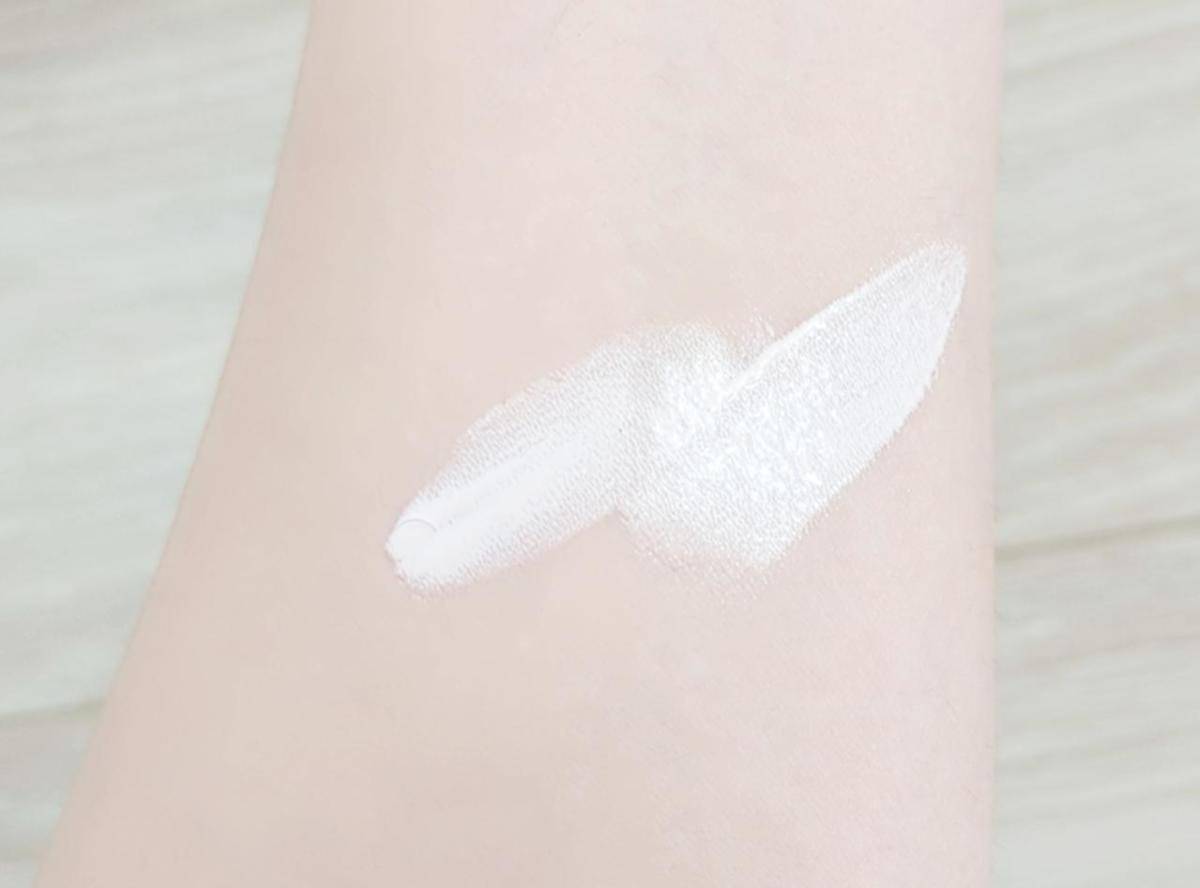 プライマーを腕に伸ばした画像