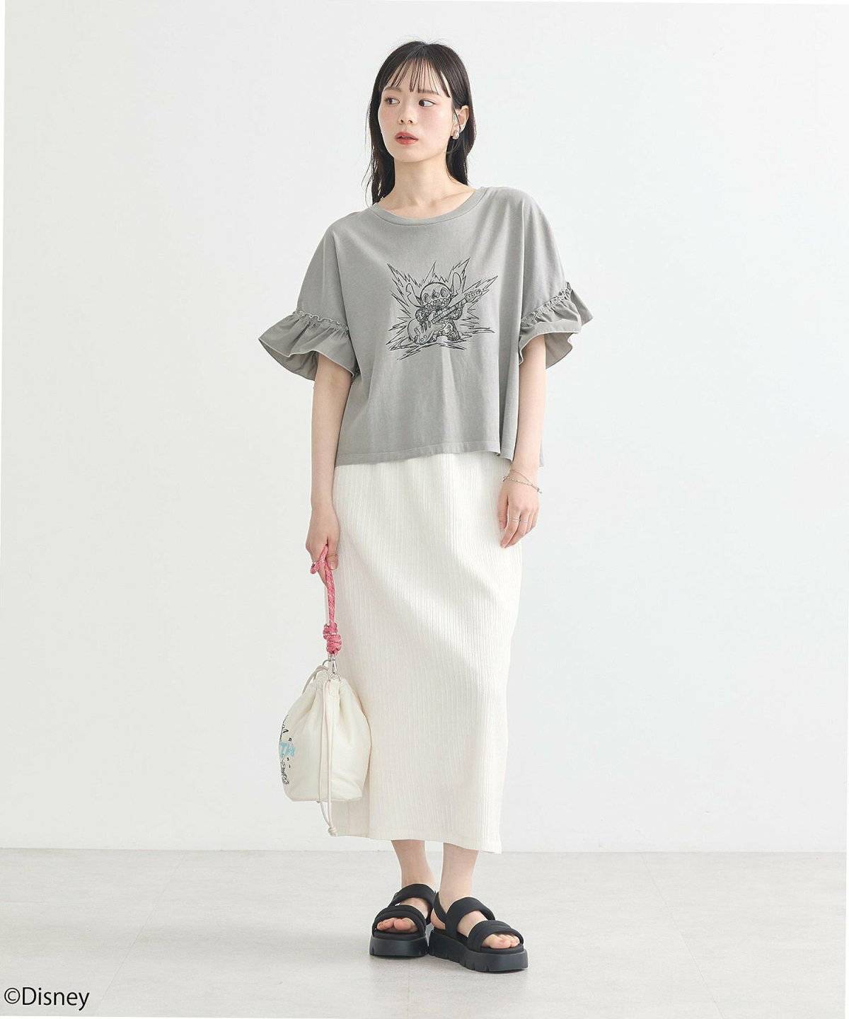 グレーのTシャツにスカートを合わせた女性