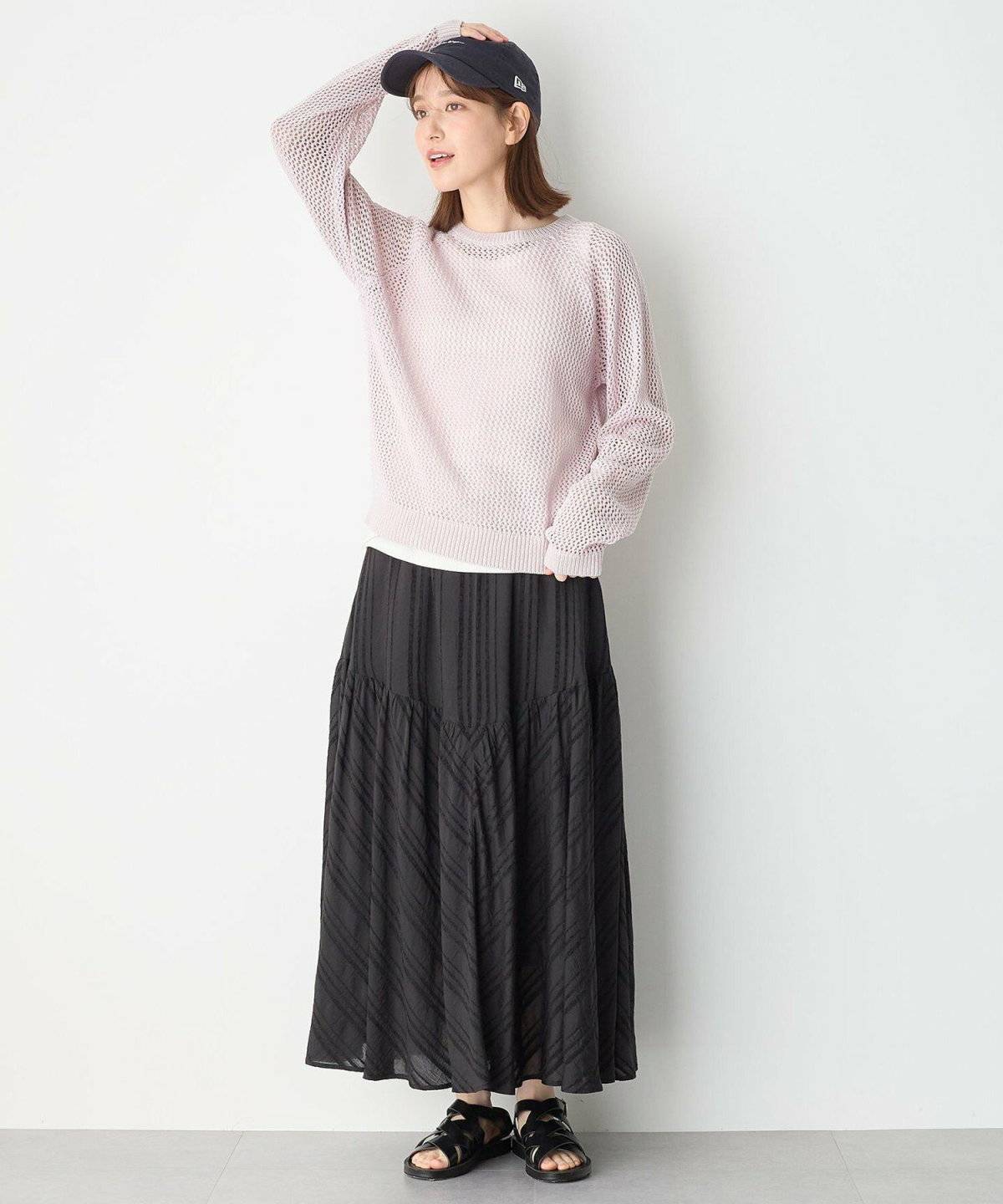 モノトーンコーデの女性