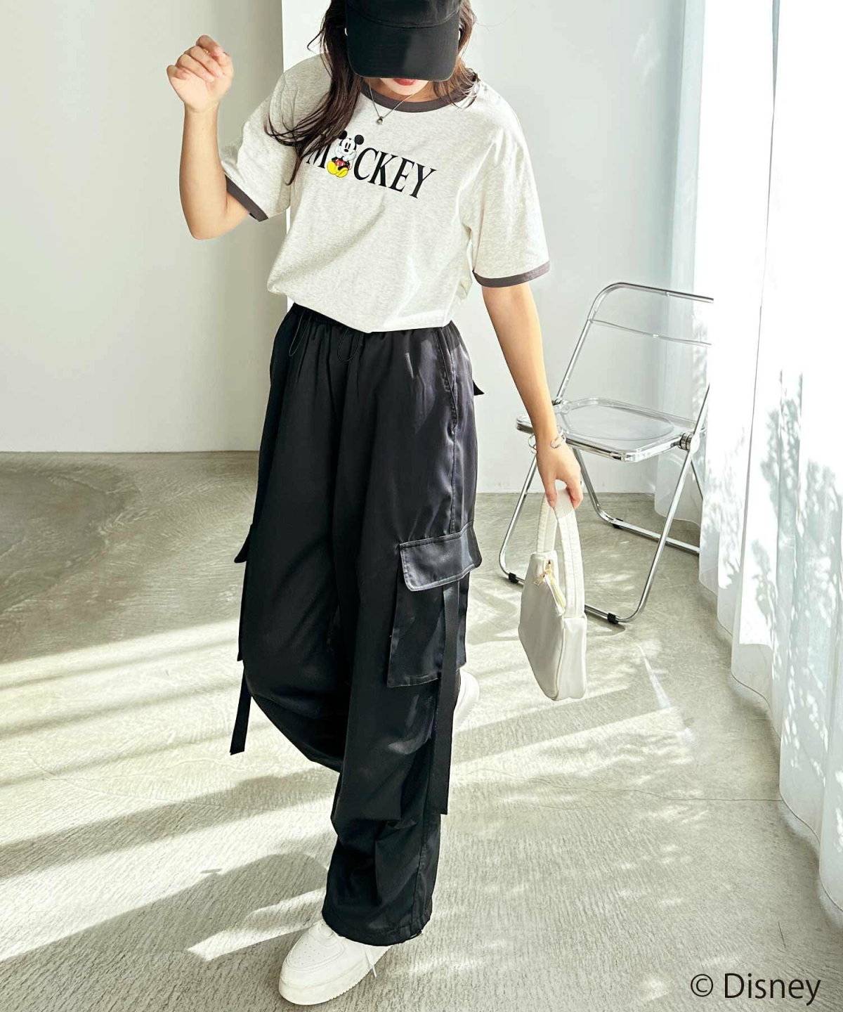 モノトーンコーデの女性