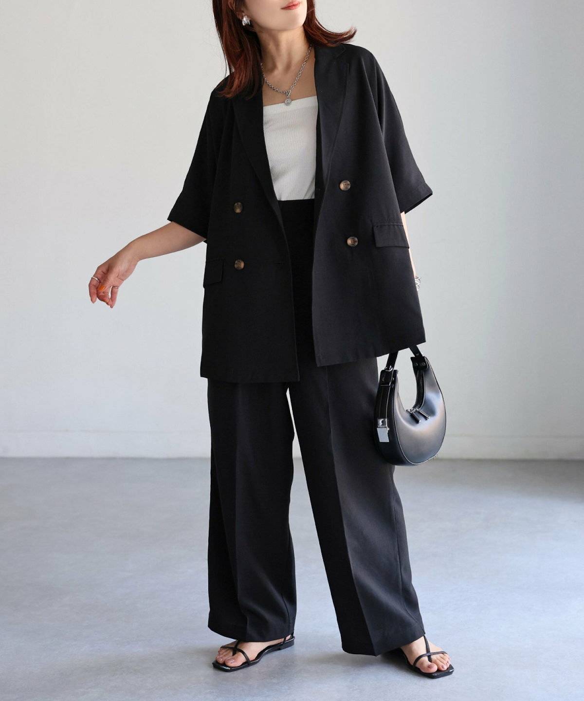 モノトーンコーデの女性