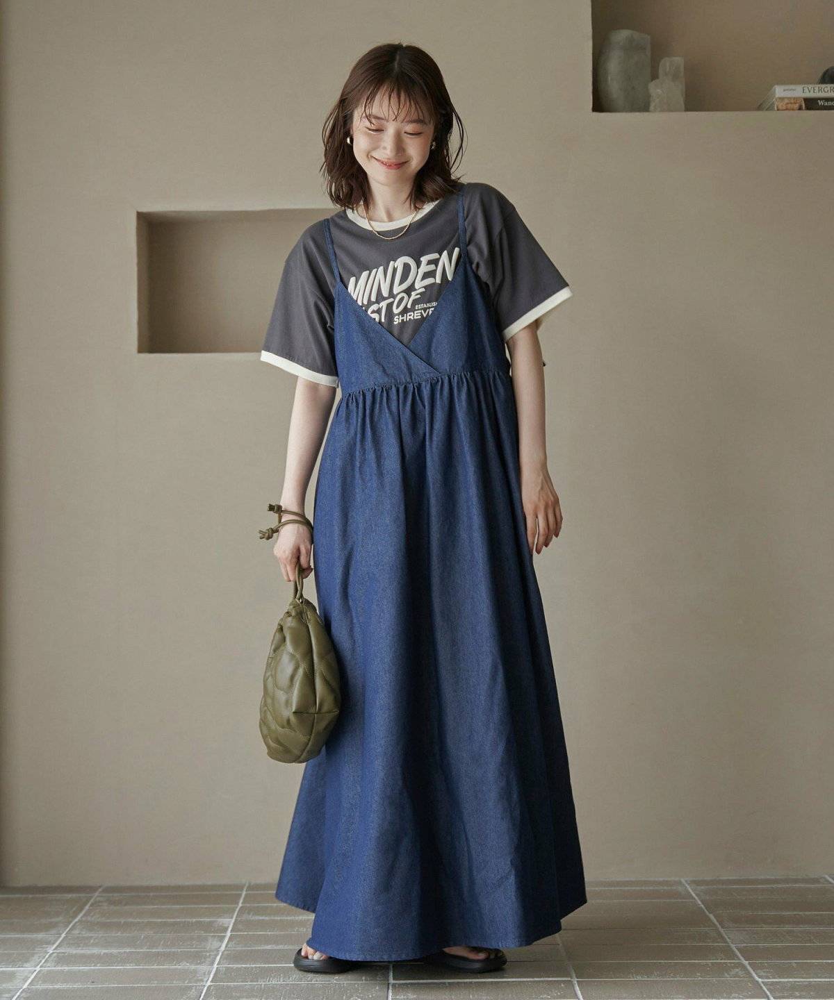 ブルーのワントーンコーデの女性