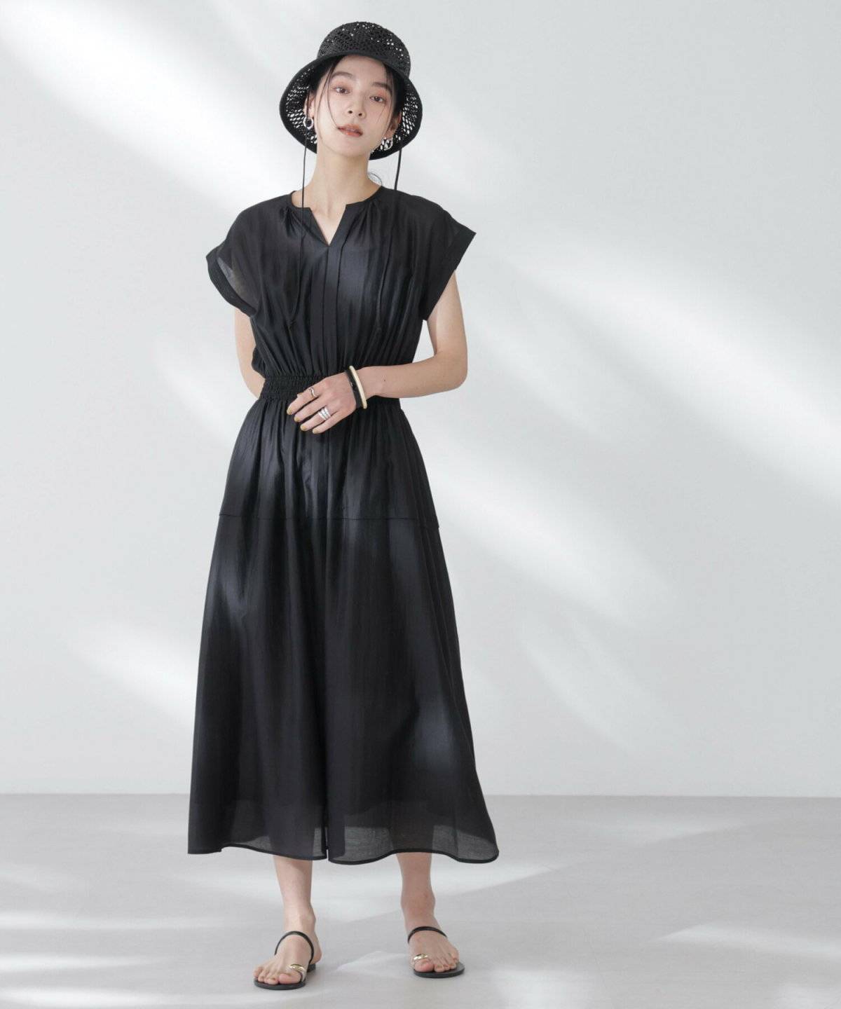 黒ワンピースを着た女性