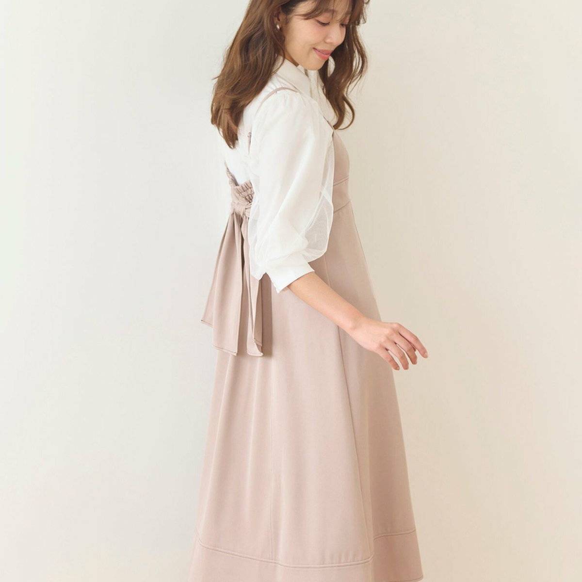 ワンピースコーデの女性