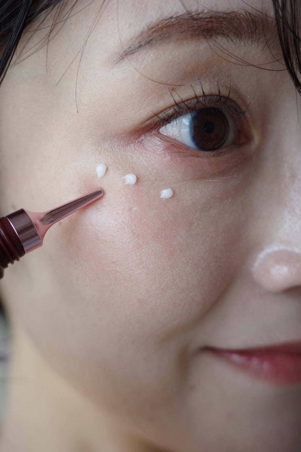 エイジーセオリーウルトラアイクリームを塗布