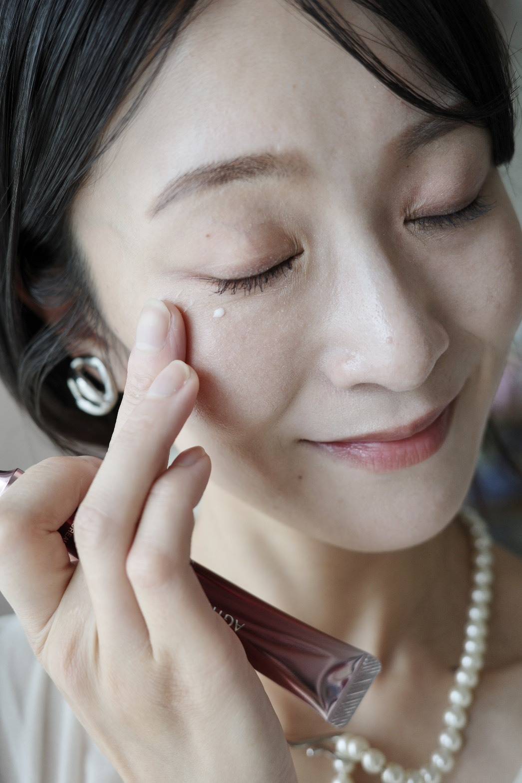 エイジーセオリーウルトラアイクリームを目元に塗布