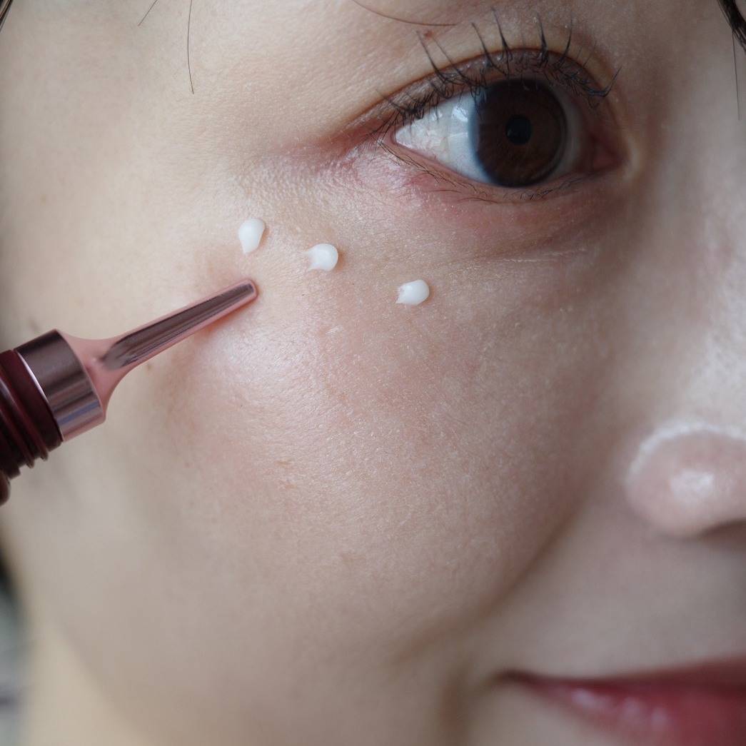 エイジーセオリーウルトラアイクリームを目元に塗布