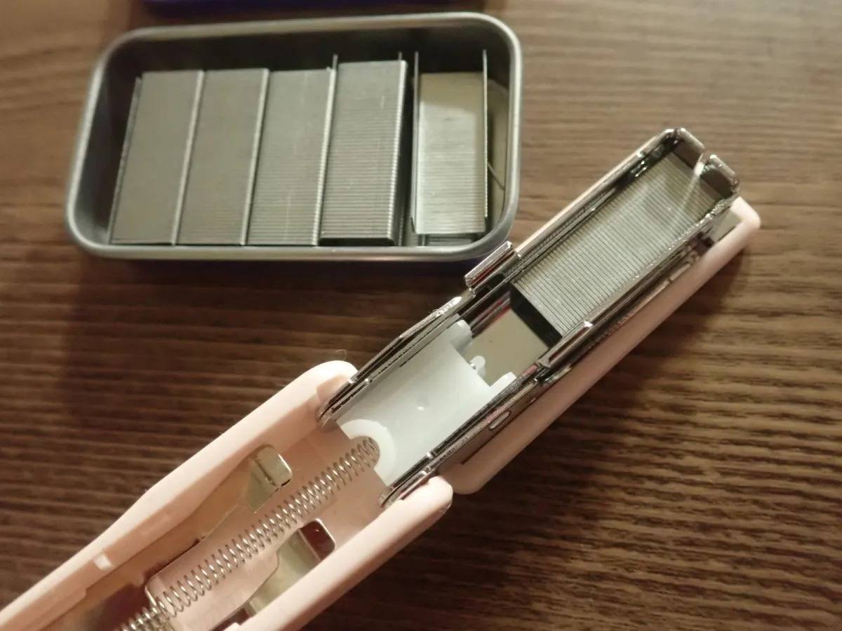 DAISO(ダイソー):ホッチキス針(ケース付、ネコ柄、10号針、1000本)