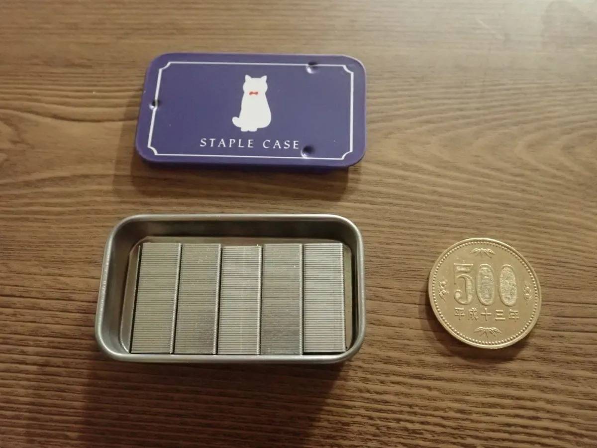 DAISO(ダイソー):ホッチキス針(ケース付、ネコ柄、10号針、1000本)