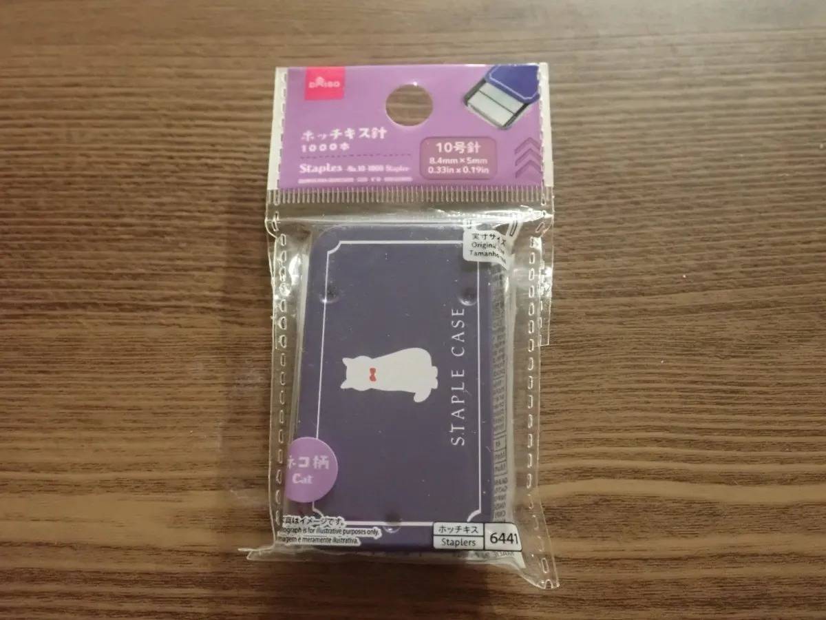 DAISO(ダイソー):ホッチキス針(ケース付、ネコ柄、10号針、1000本)