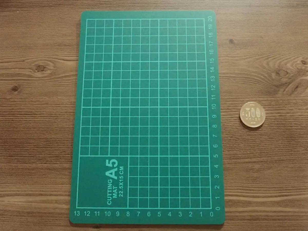 DAISO(ダイソー)：カッターマット(225×150mm)