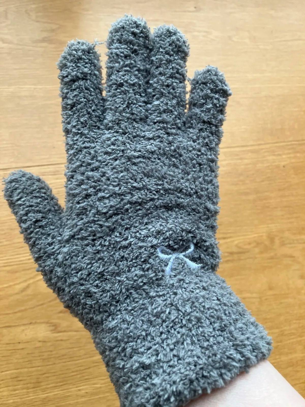 Seria(セリア):レディースふわふわグローブ リボン刺繍