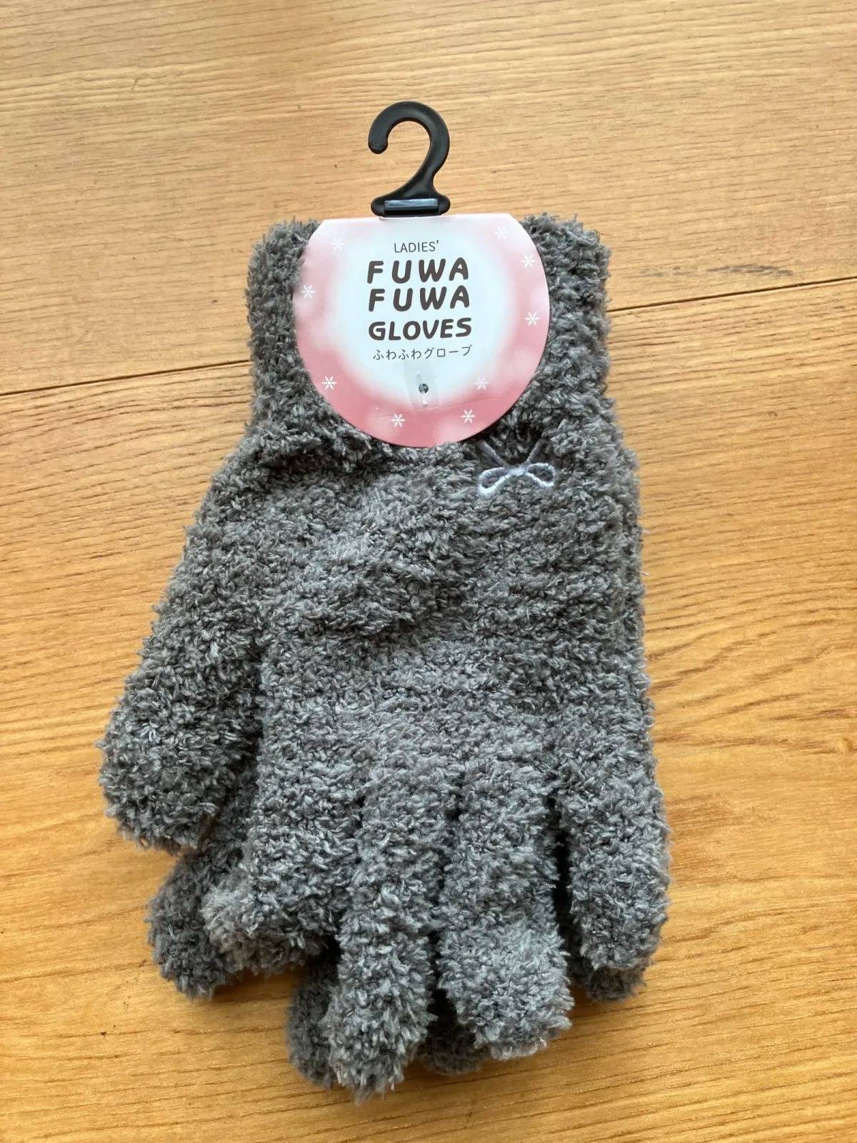 Seria(セリア):レディースふわふわグローブ リボン刺繍