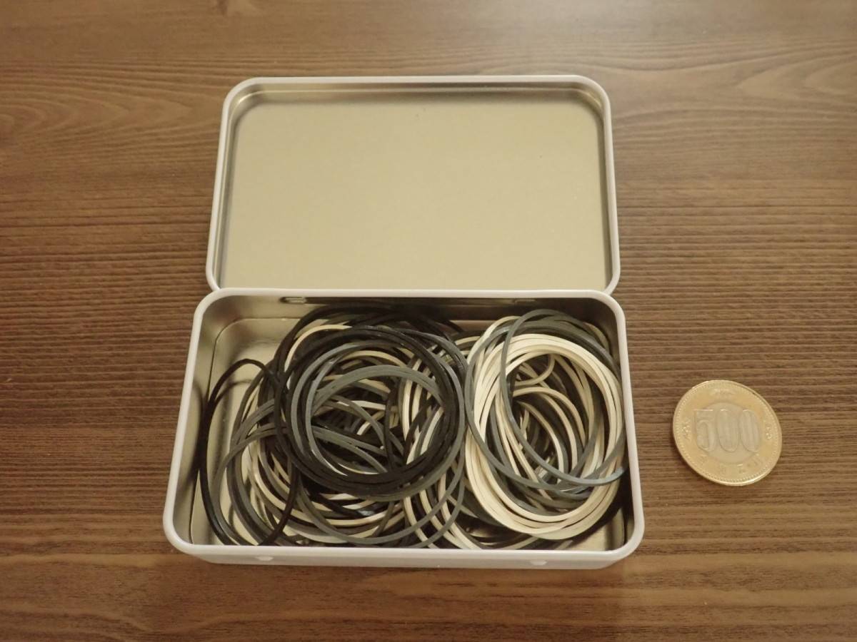 ダイソーのゴムバンド(缶入り、モノクロ、長方形薄型)