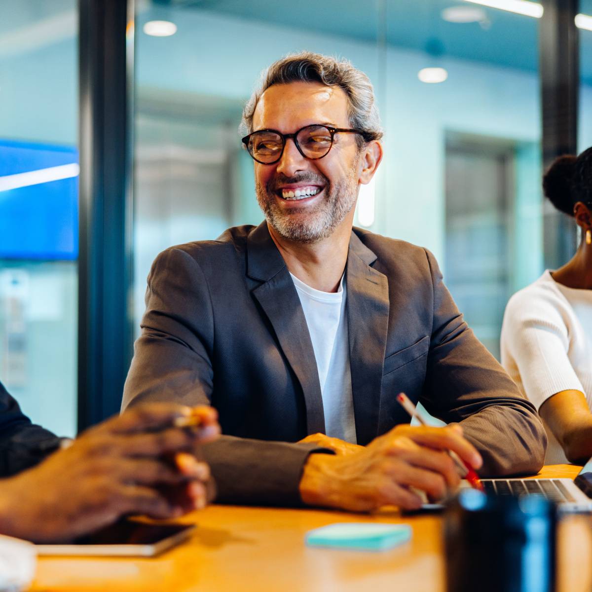 笑顔でミーティングに参加する男性