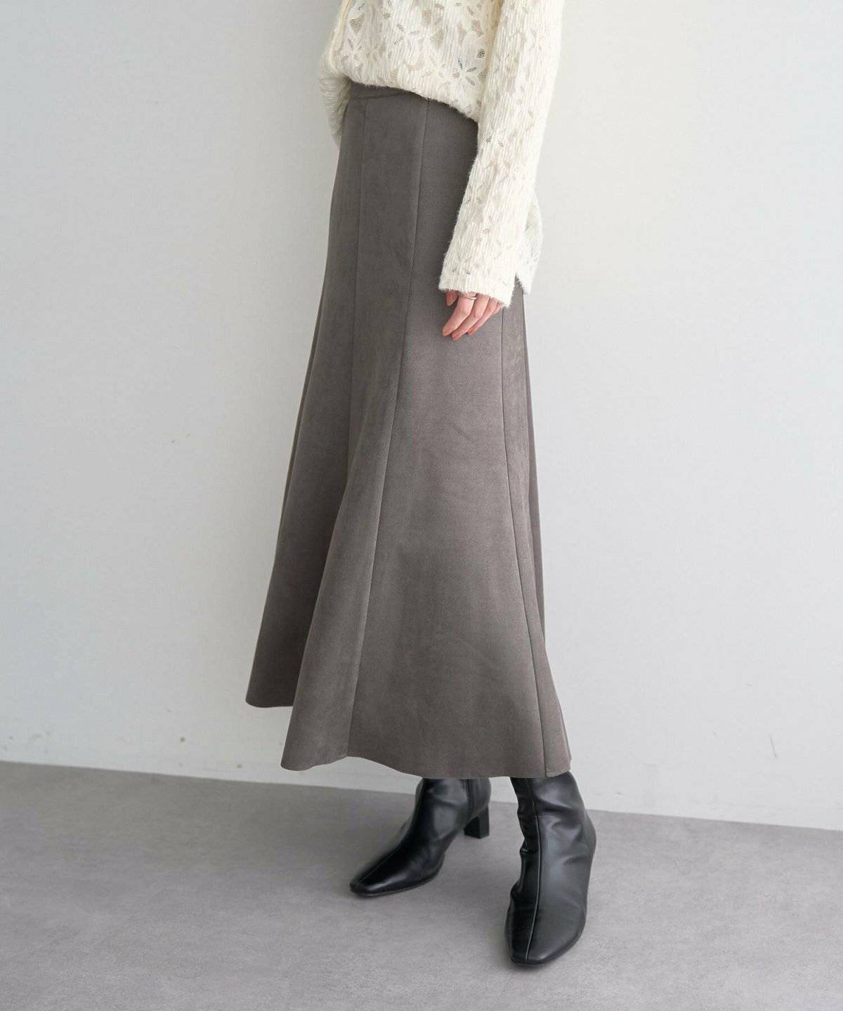 スカートコーデの女性