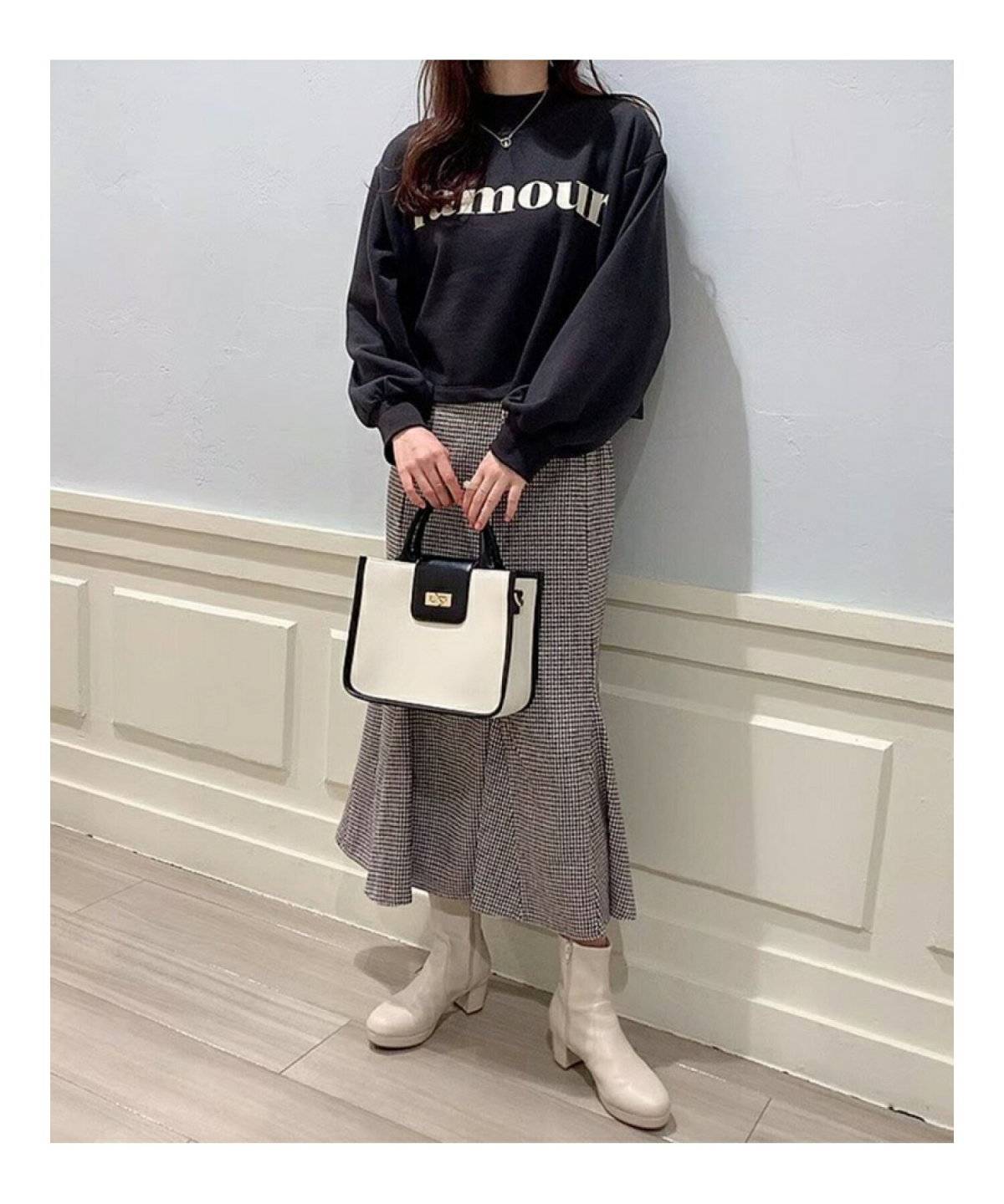 スカートコーデの女性