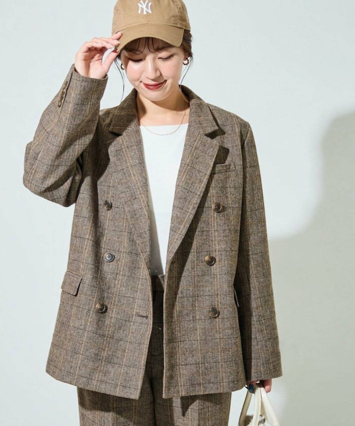 パンツコーデの女性