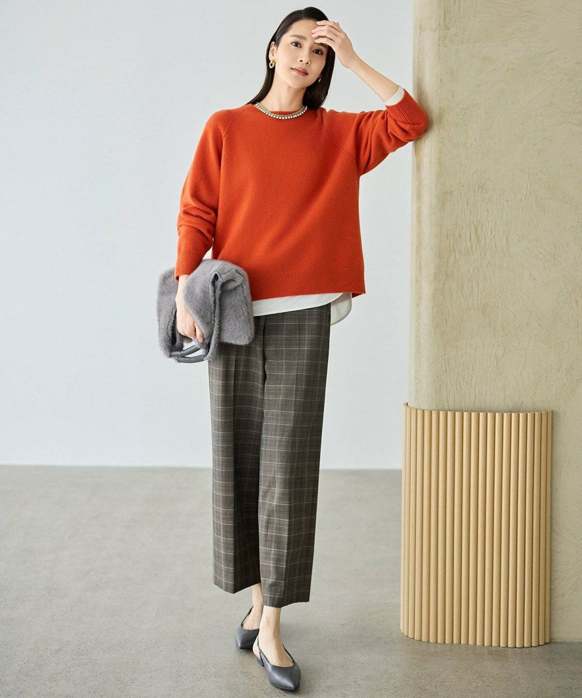 パンツコーデの女性