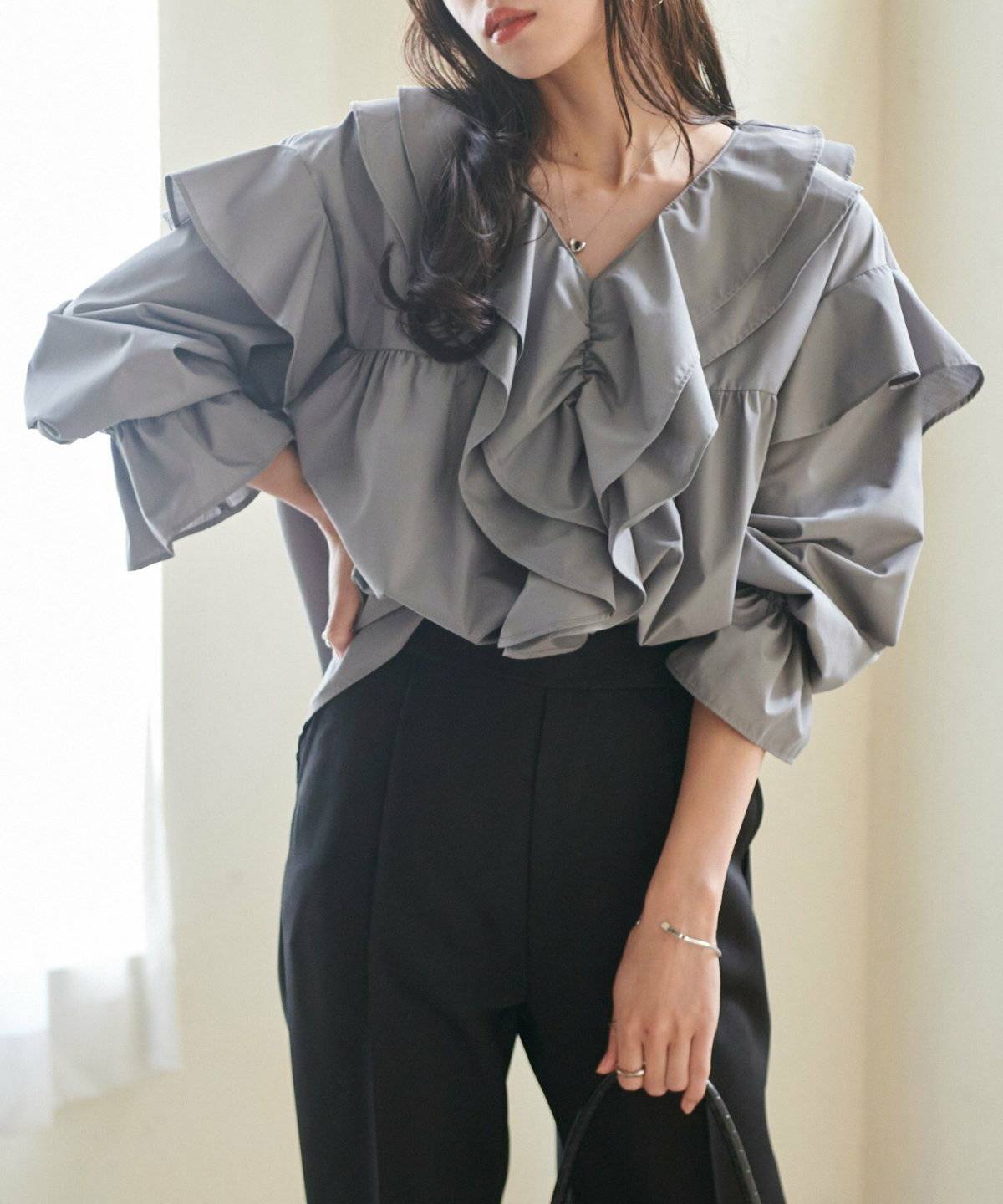 パンツコーデの女性