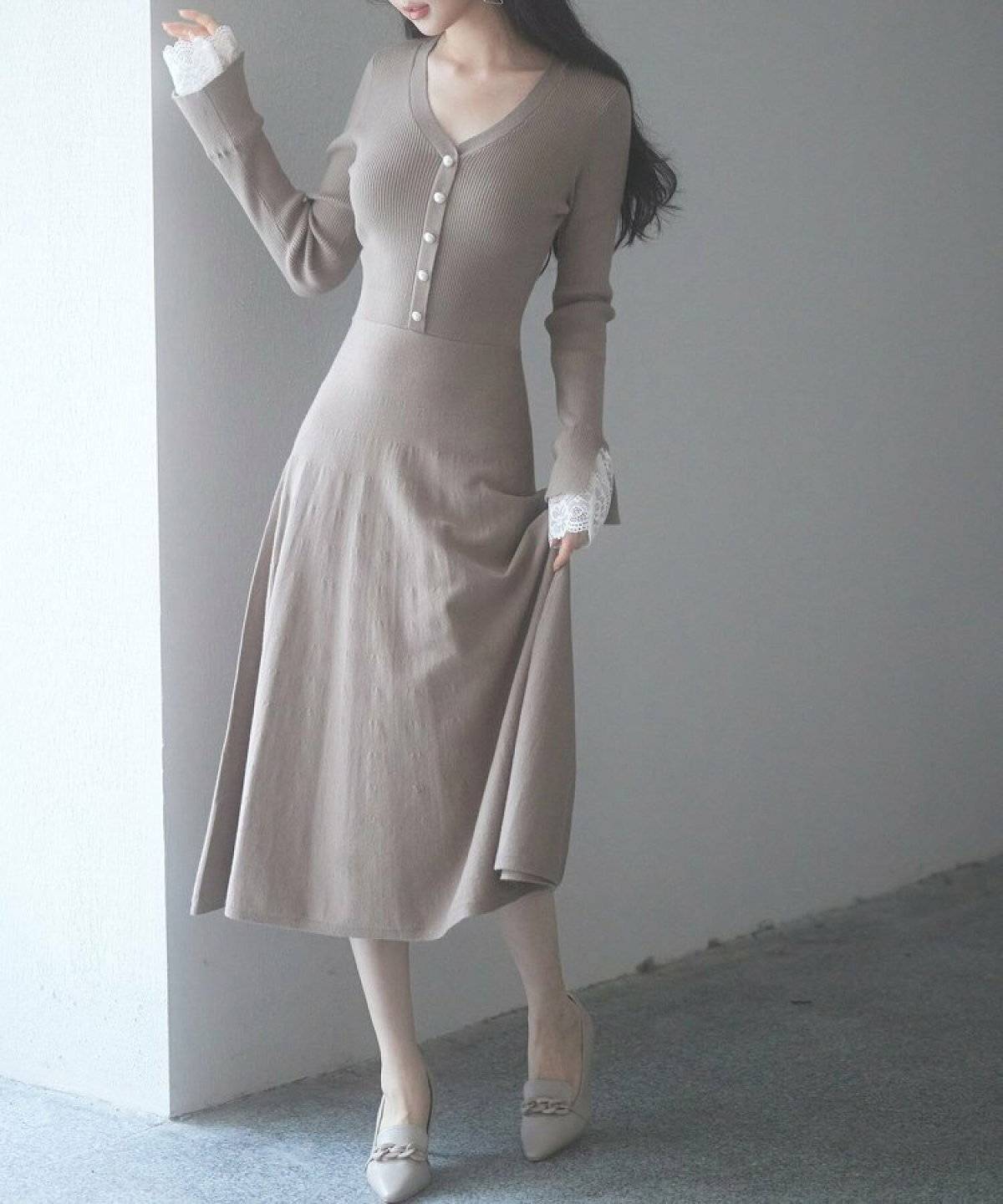 ワンピースコーデの女性