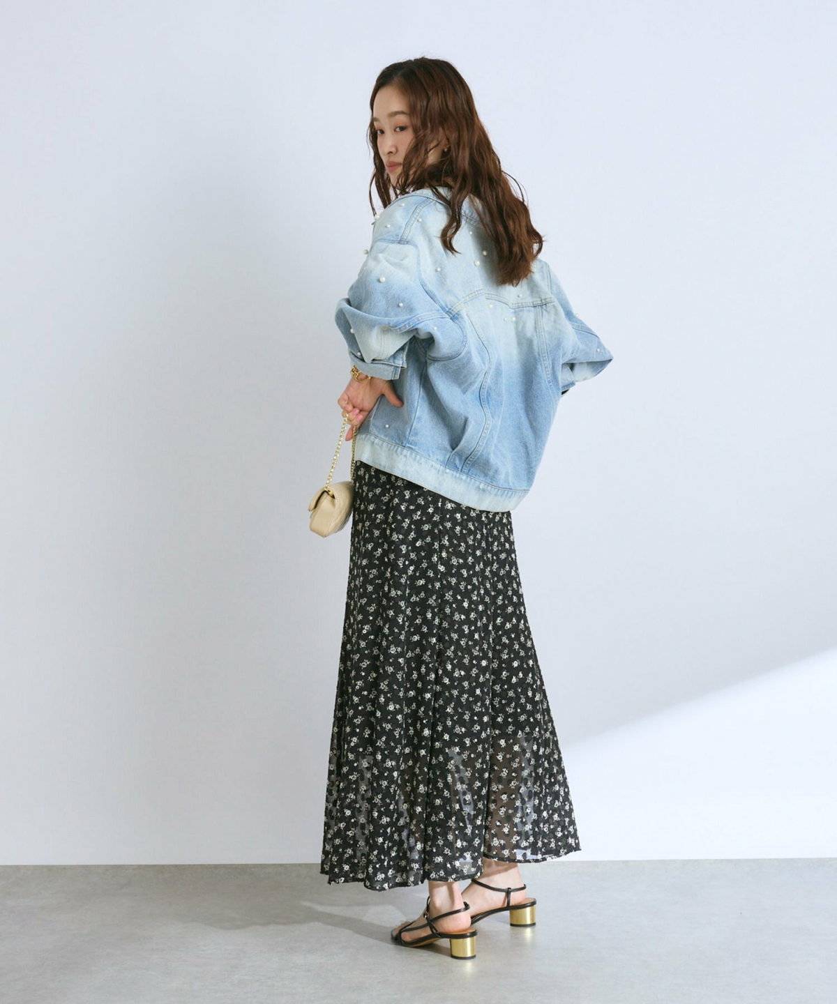 ワンピースコーデの女性