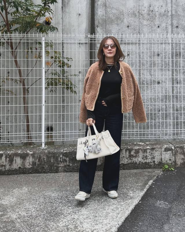 ブラックコーデ×ブラウンカーディガン