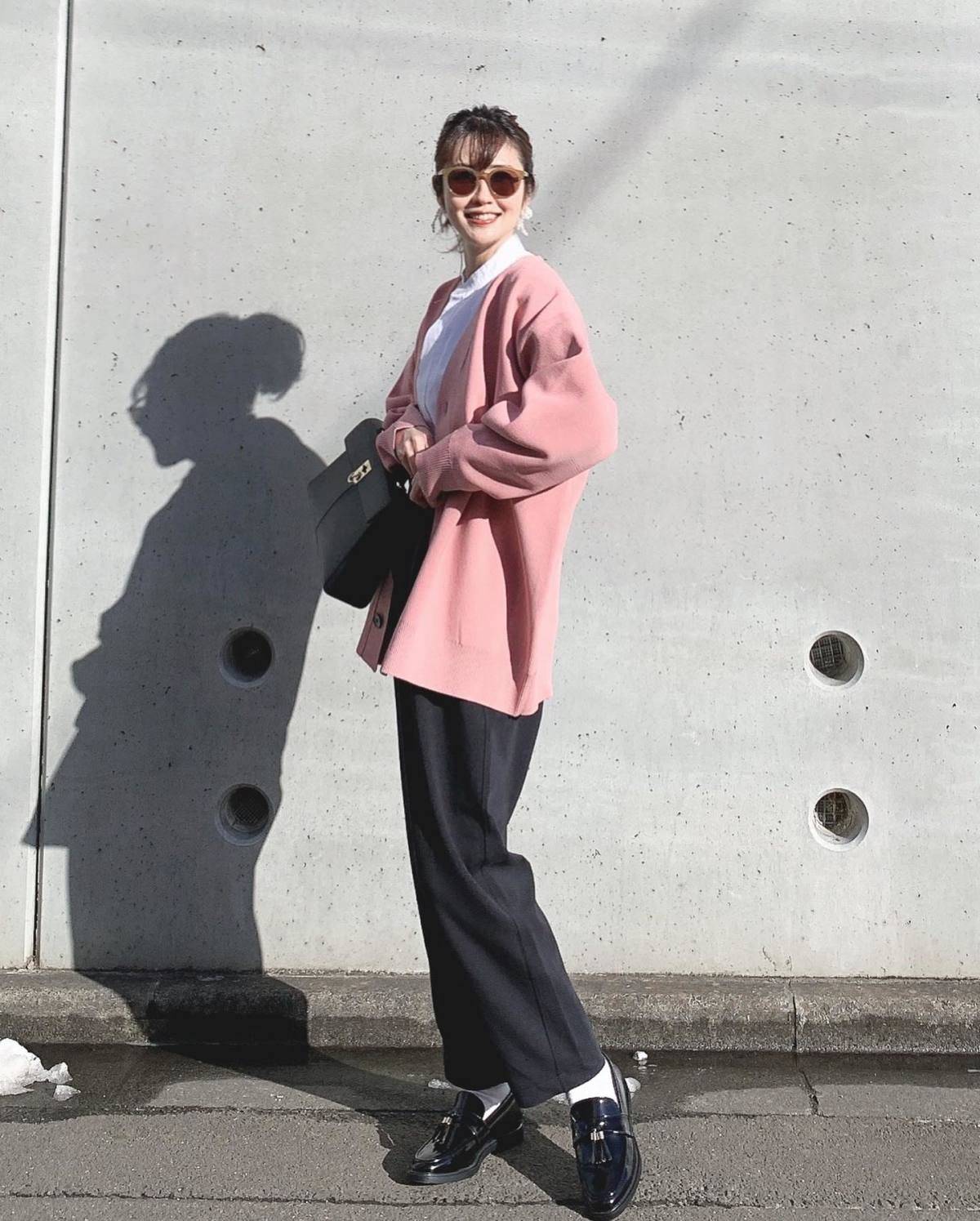 ロングカーディガン×黒パンツ