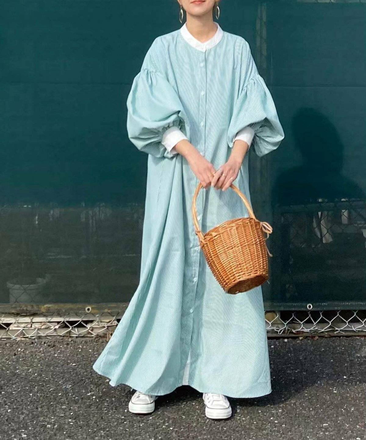 夏コーデの女性