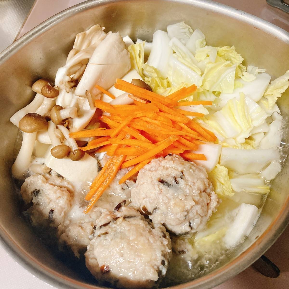 くらこん公式の「塩こんぶ肉だんご鍋」のレシピ