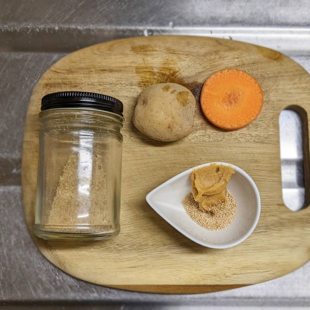 JAグループ公式の「皮付きじゃがいもと人参、エノキの味噌汁」のレシピ