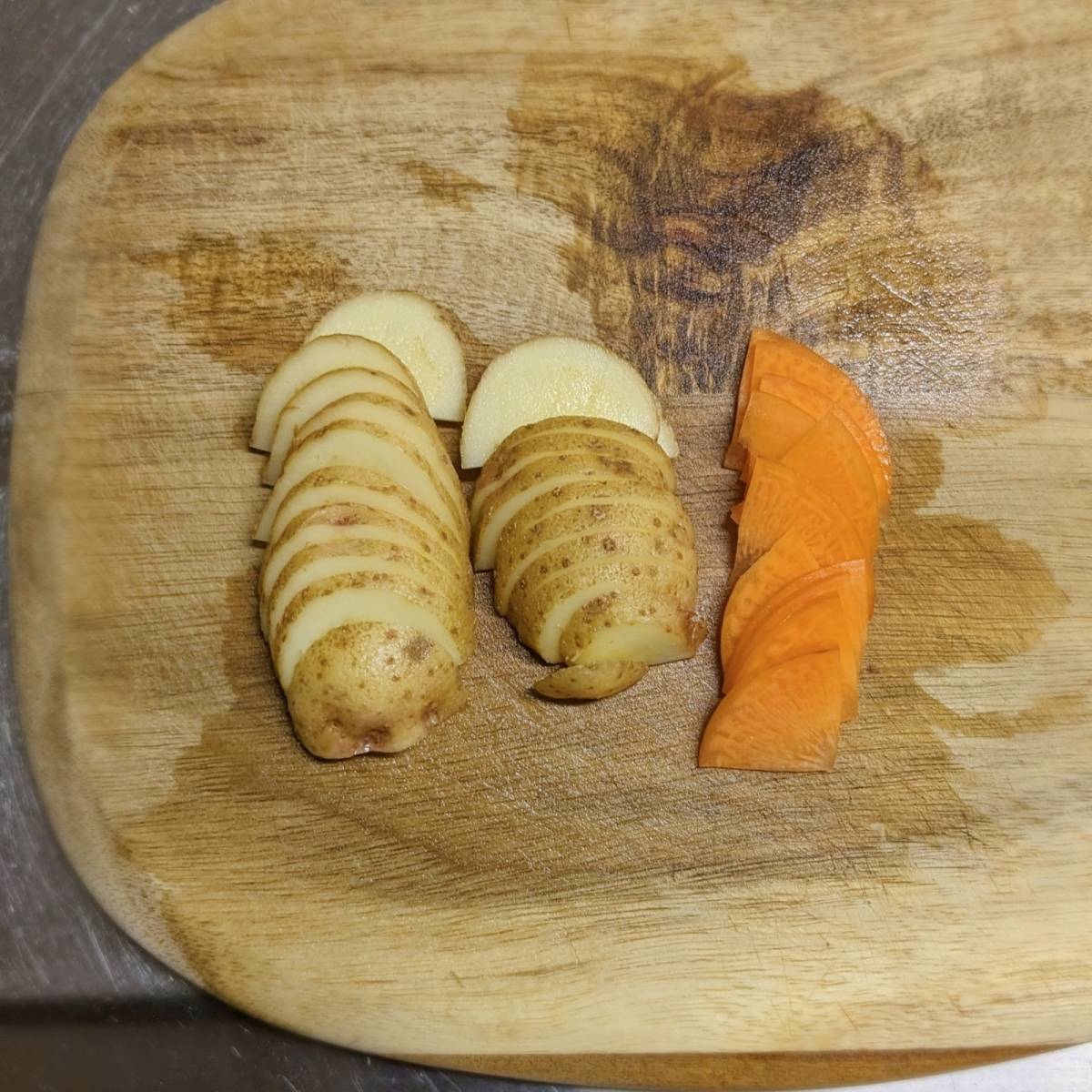 JAグループ公式の「皮付きじゃがいもと人参、エノキの味噌汁」のレシピ