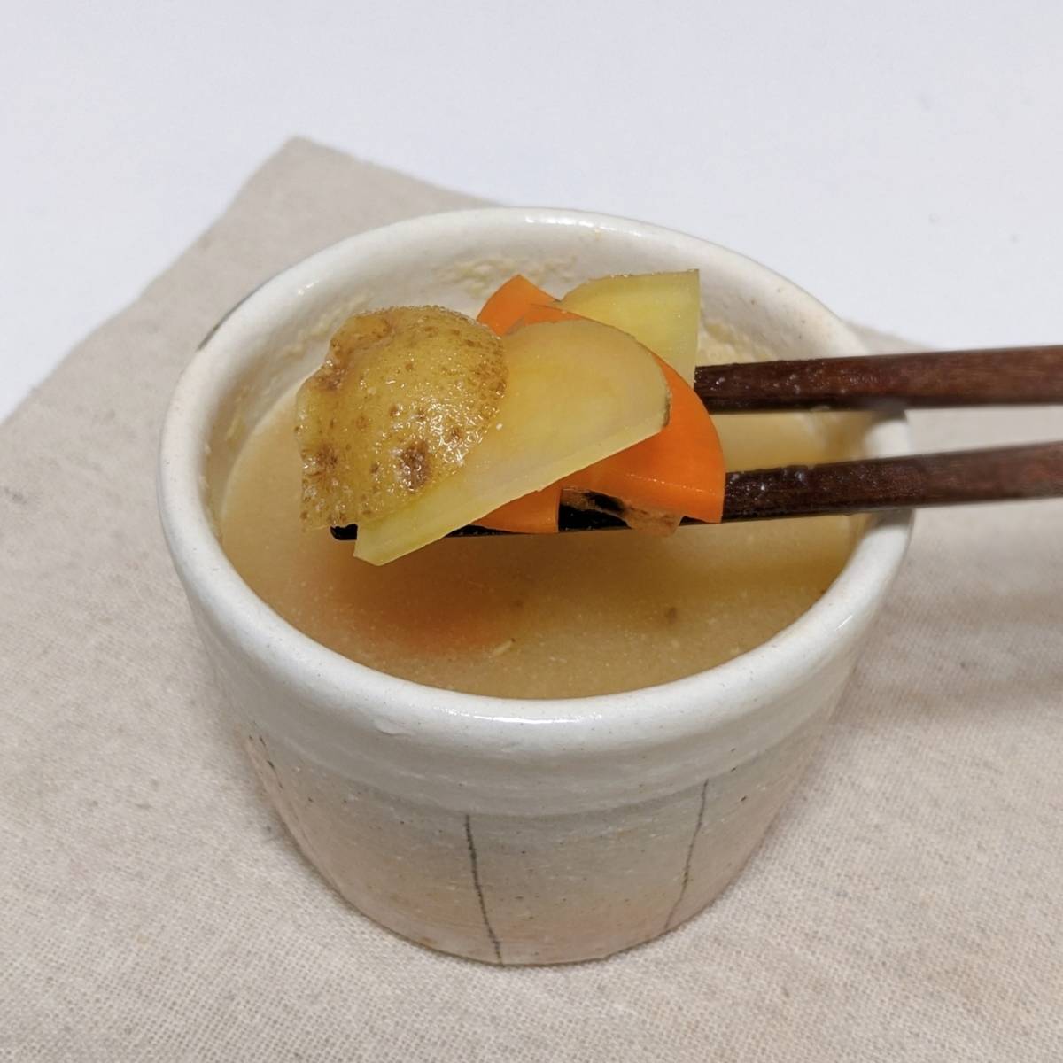 JAグループ公式の「皮付きじゃがいもと人参、エノキの味噌汁」のレシピ