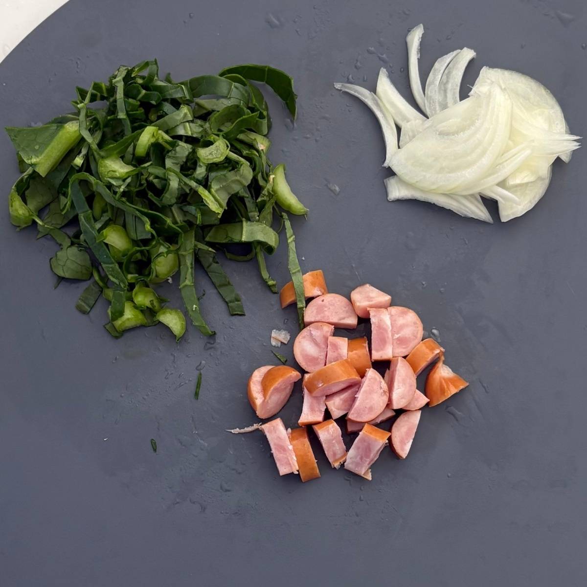 JAグループ公式の「ソーセージと小松菜と玉ねぎの混ぜおにぎり♪」のレシピ