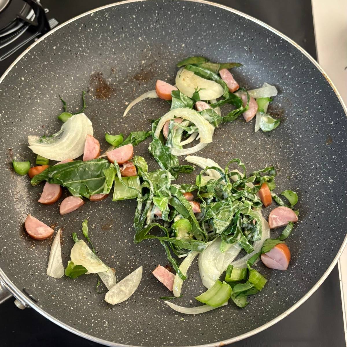 JAグループ公式の「ソーセージと小松菜と玉ねぎの混ぜおにぎり♪」のレシピ