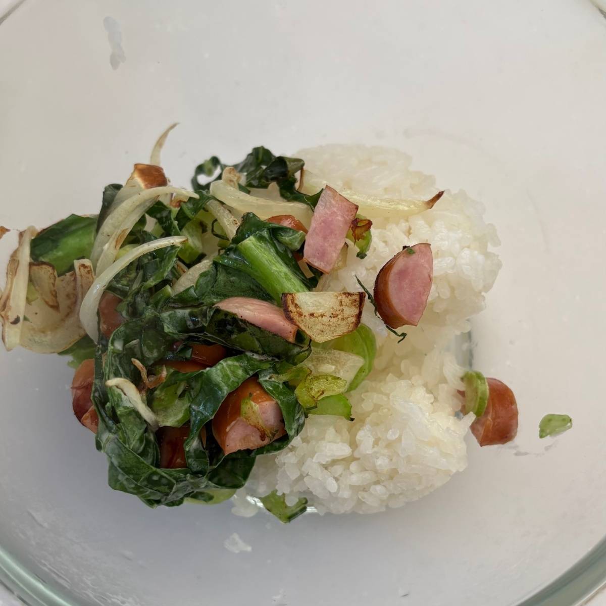 JAグループ公式の「ソーセージと小松菜と玉ねぎの混ぜおにぎり♪」のレシピ