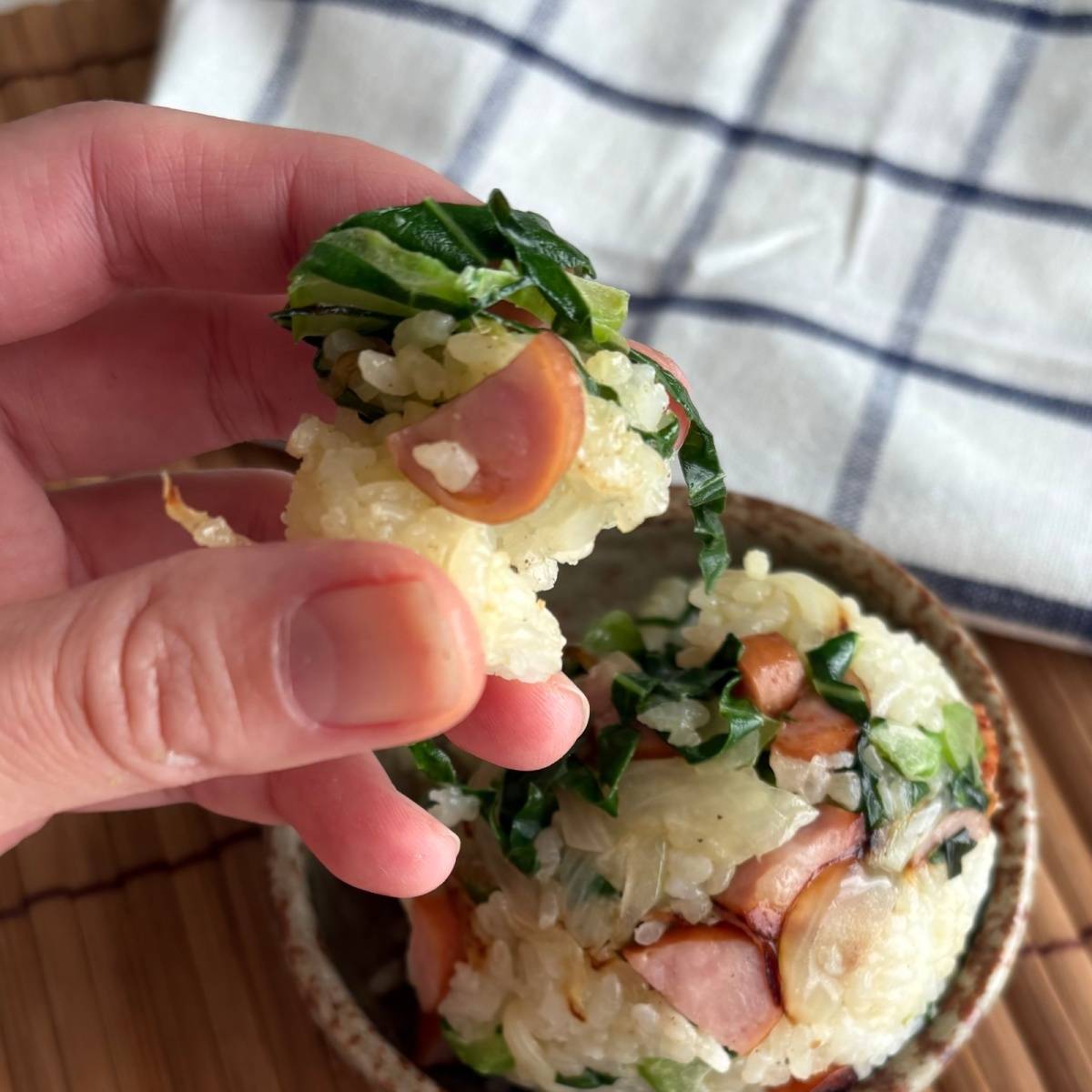 JAグループ公式の「ソーセージと小松菜と玉ねぎの混ぜおにぎり♪」のレシピ