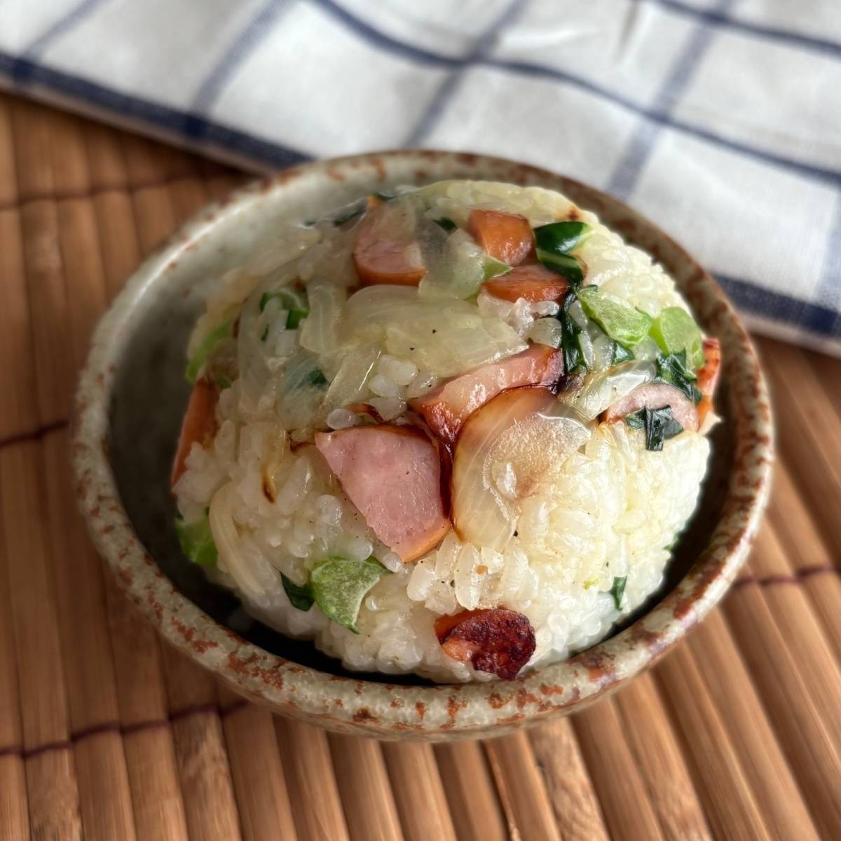 JAグループ公式の「ソーセージと小松菜と玉ねぎの混ぜおにぎり♪」のレシピ