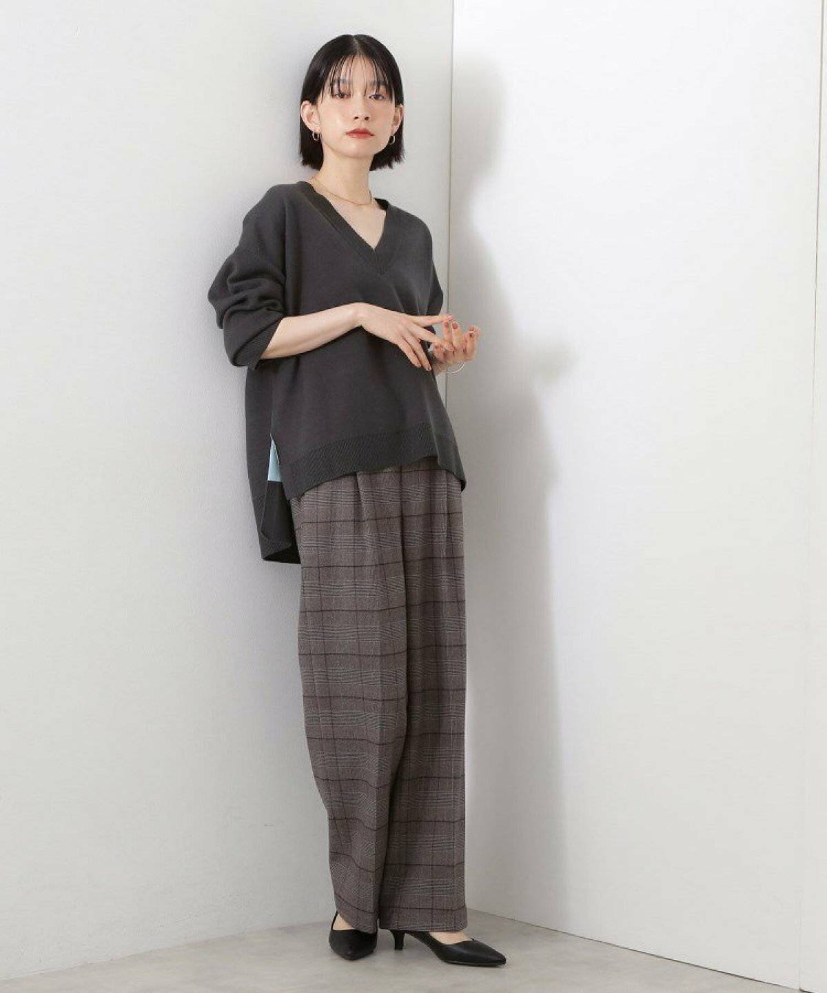 パンツコーデの女性