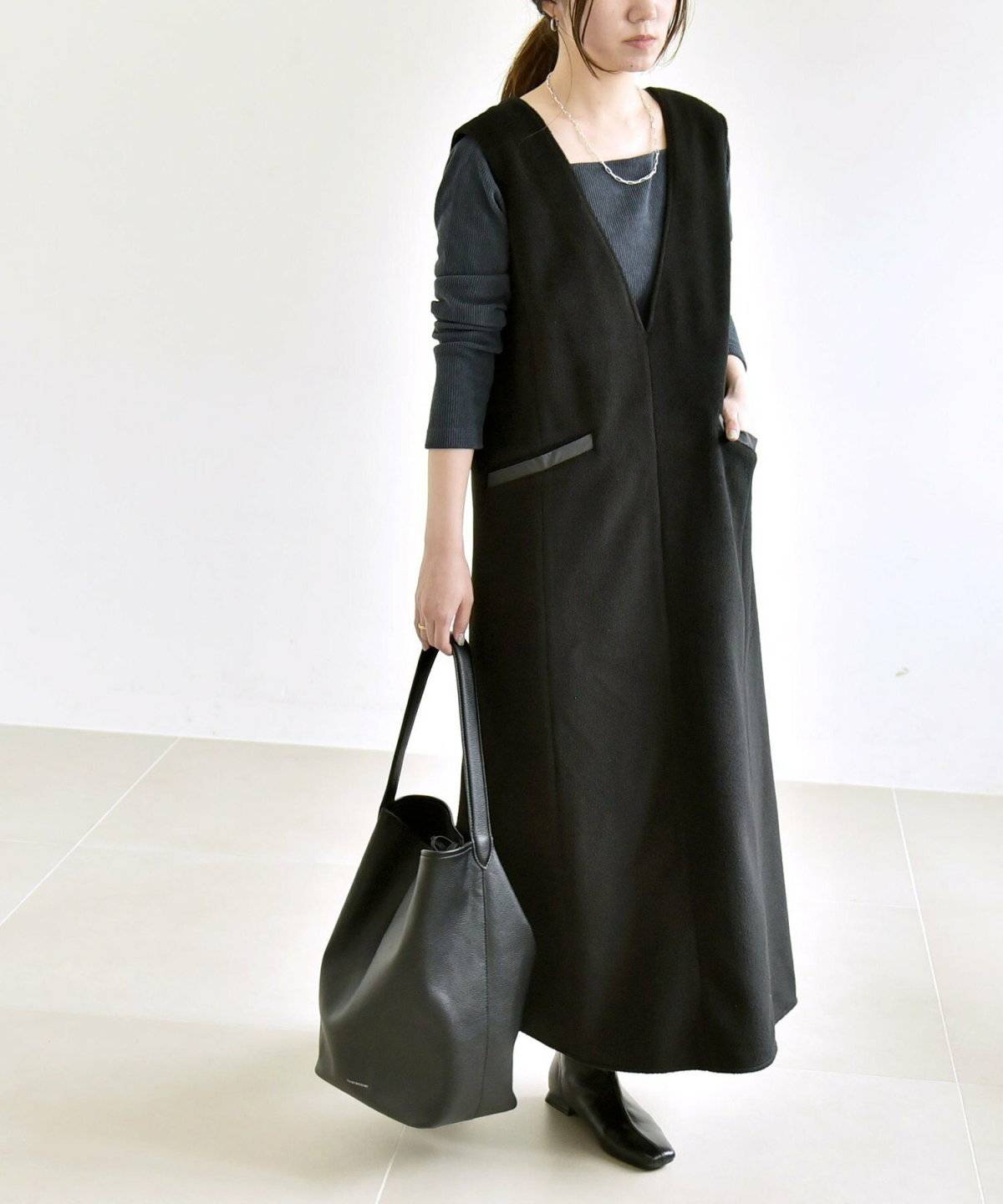 ワンピースコーデの女性