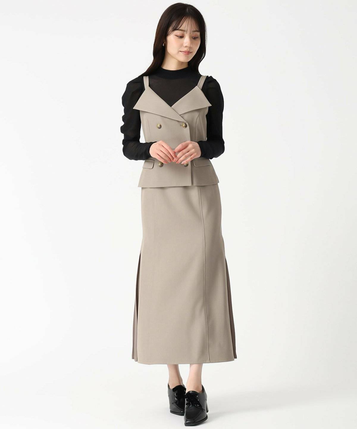 ワンピースコーデの女性