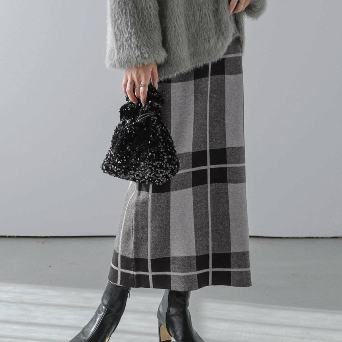 スカートコーデの女性