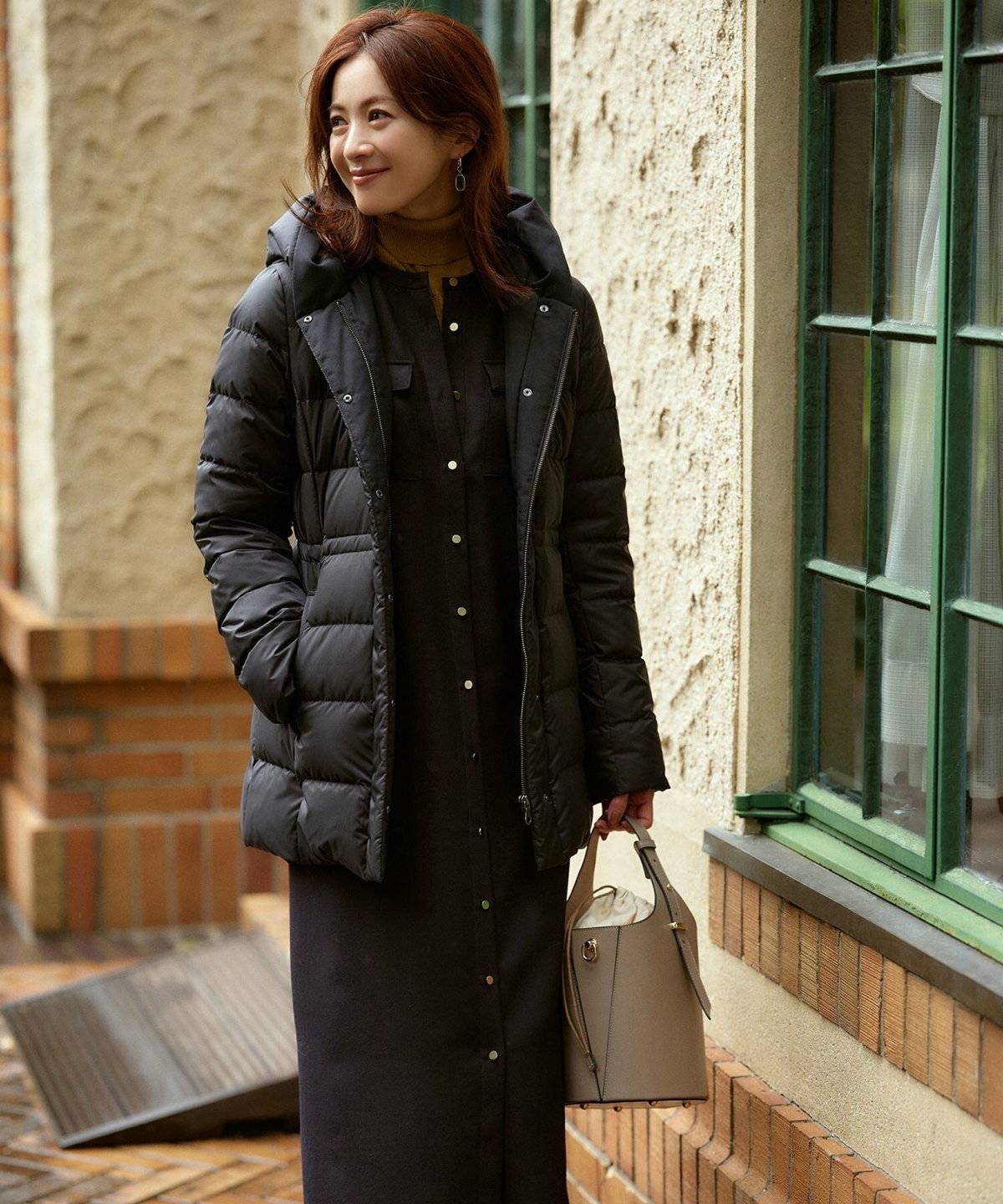 オールブラックコーデの女性