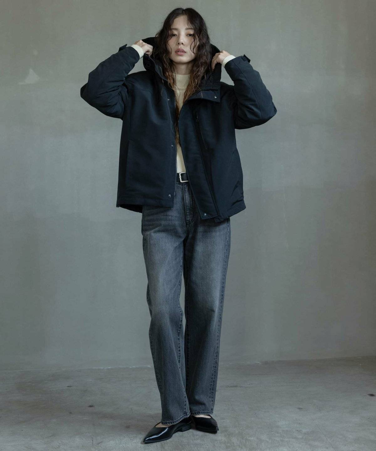 オールブラックコーデの女性