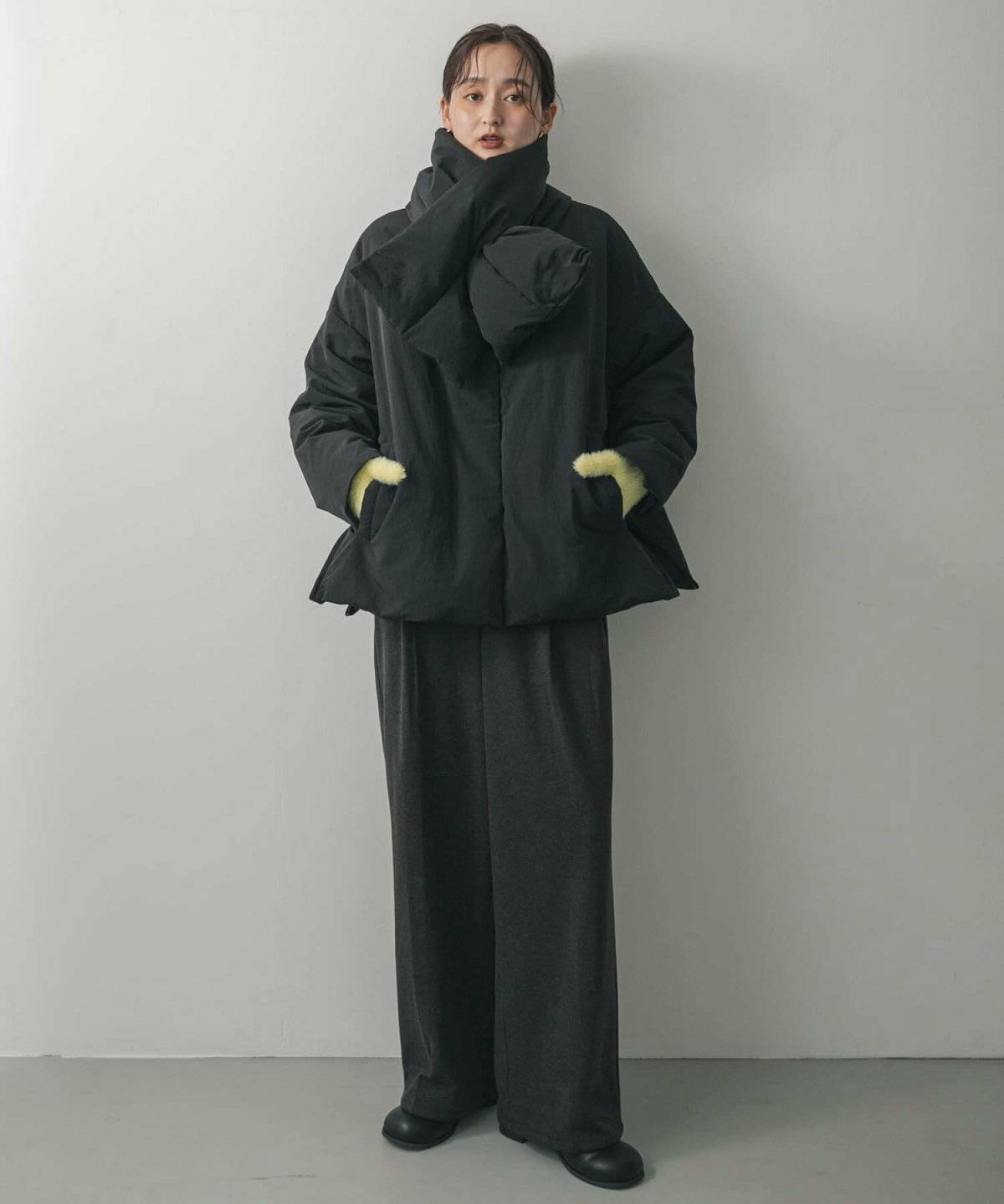 オールブラックコーデの女性