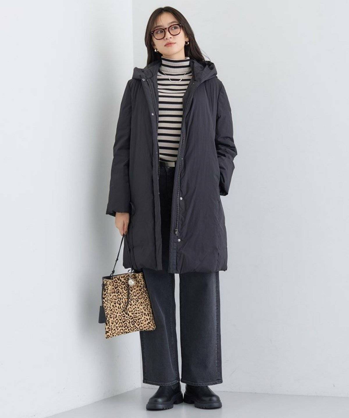 ブラックコーデの女性