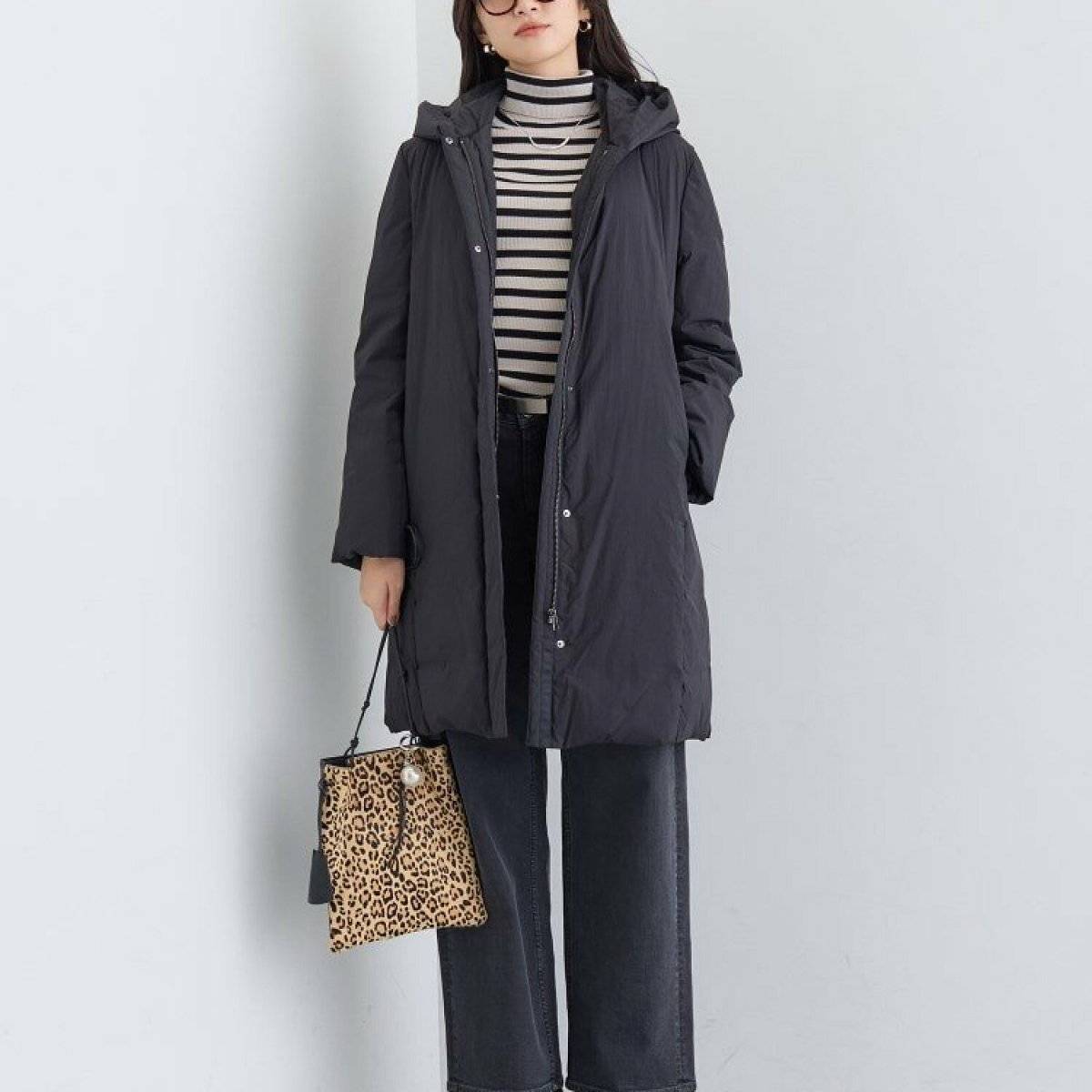 オールブラックコーデの女性