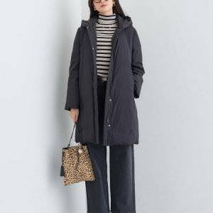  オールブラックコーデの女性 