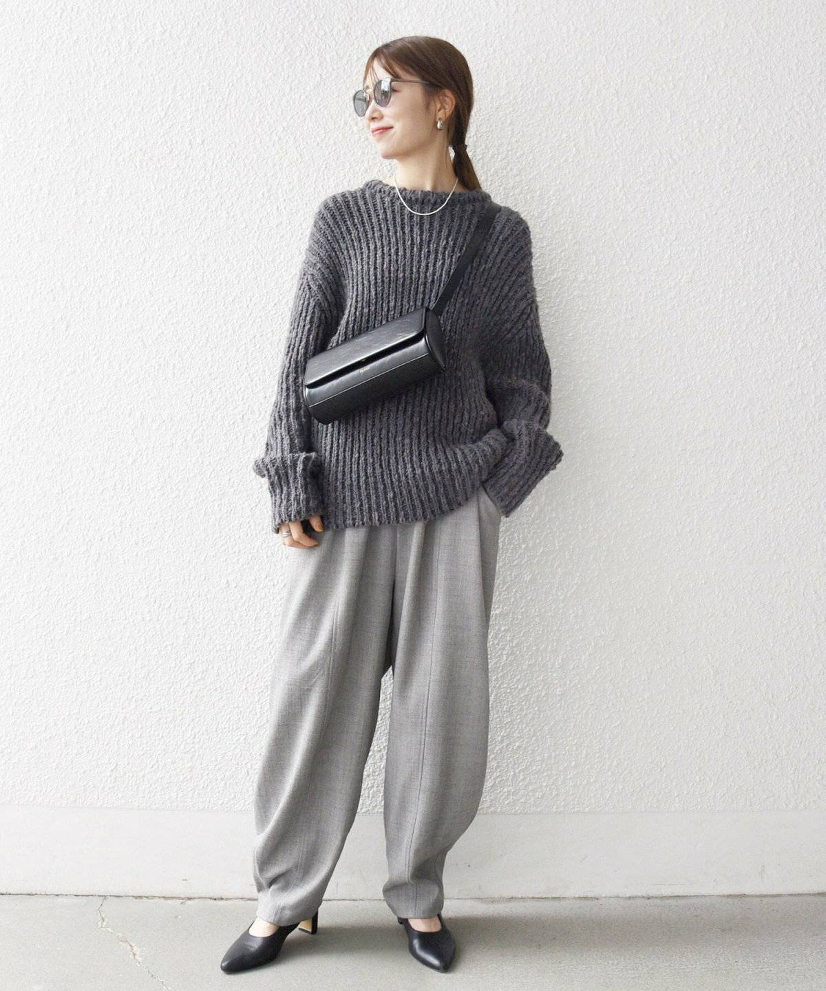 ラウンドルーズニット×パンツコーデ
